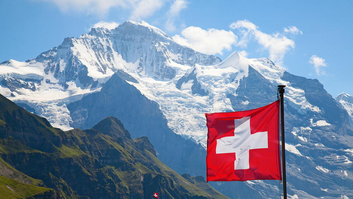 Szwajcarzy zdecydują o płacy minimalnej. Dziś w tym kraju odbędzie się referendum w sprawie ustalenia najniższego wynagrodzenia na poziomie 22 franków za godzinę lub 4 tysięcy franków miesięcznie. To byłaby najwyższa płaca minimalna na świecie.