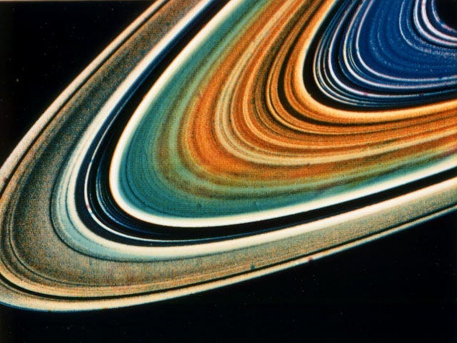 Gambar warna terdistorsi dari cincin Saturnus yang diambil oleh pesawat ruang angkasa pada 23 Agustus 1981. 