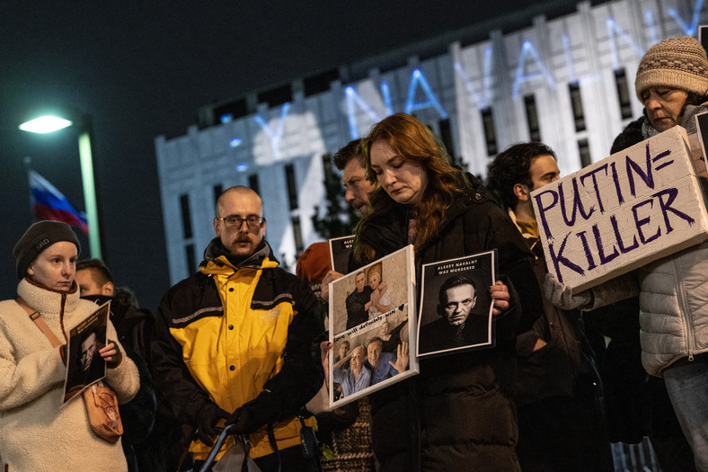Ludzie ze zdjęciami Aleksieja Nawalnego przed ambasadą Rosji w Waszyngtonie, 1 marca 2024 r.
