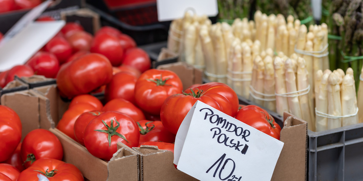 Analitycy Picodi.com stworzyli ranking cen wybranych warzyw i owoców dla 94 krajów świata w tym dla Polski. Okazuje się, że w porównaniu z cenami ze stycznia, najbardziej podrożały u nas pomidory — o 34,2 proc. 