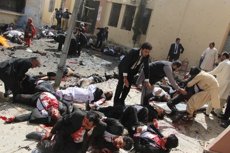 <strong>I nagroda w kategorii: Spot news</strong>
<br></br>
Autor: Jamal Taraqai dla European Pressphoto Agency (EPA)
<br></br>
Quetta, Pakistan (8 sierpnia 2016). Prawnicy pomagają swoim kolegom po wybuchu bomby w szpitalu. Wybuch ładunku nastąpił w momencie, gdy miejscowi prawnicy i dziennikarze opłakiwali jeszcze śmierć innego starszego prawnika, który został zamordowany kilka godzin wcześniej.
<br></br>