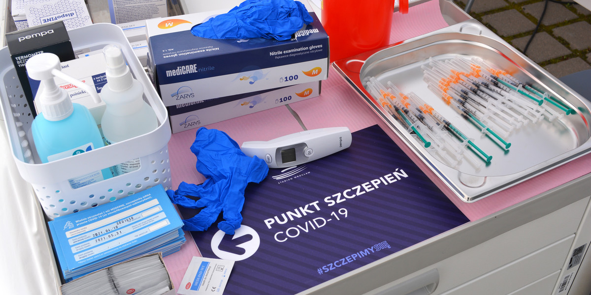 Większość zgłoszonych dotąd po szczepieniu przeciw COVID-19 odczynów było łagodnych.