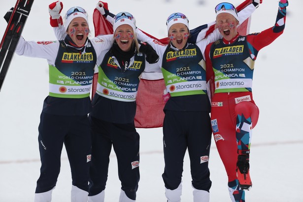 Planica, Słowenia, 02.03.2023. Mistrzostwa świata w narciarstwie klasycznym Planica 2023. Norweżki, w składzie: Tiril Udnes Weng, Astrid Oeyre Slind, Ingvild Flugstad Oestberg i Anne Kjersti Kalvaa, cieszą się ze zwycięstwa na mecie biegu sztafetowego 4x5 km, 2 bm. (gj) PAP/Grzegorz Momot