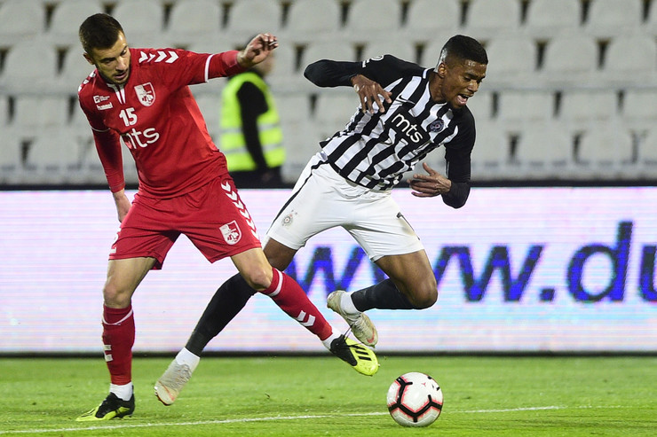 Partizan izgubio prvo mesto u Superligi: Radnički preokretom srušio  crno-bele na očajnom terenu u Nišu