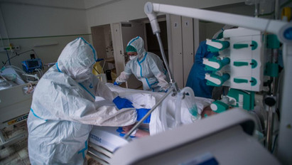 Két, koronavírussal fertőzött fiatal fekszik válságos állapotban az Országos Korányi Pulmonógiai Intézetben: műtüdőn keresztül lélegeztetik őket