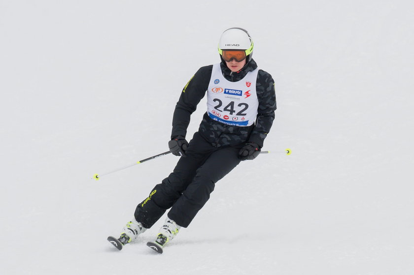 Kuba Wesołowski z rodziną na charytatywnych zawodach narciarskich