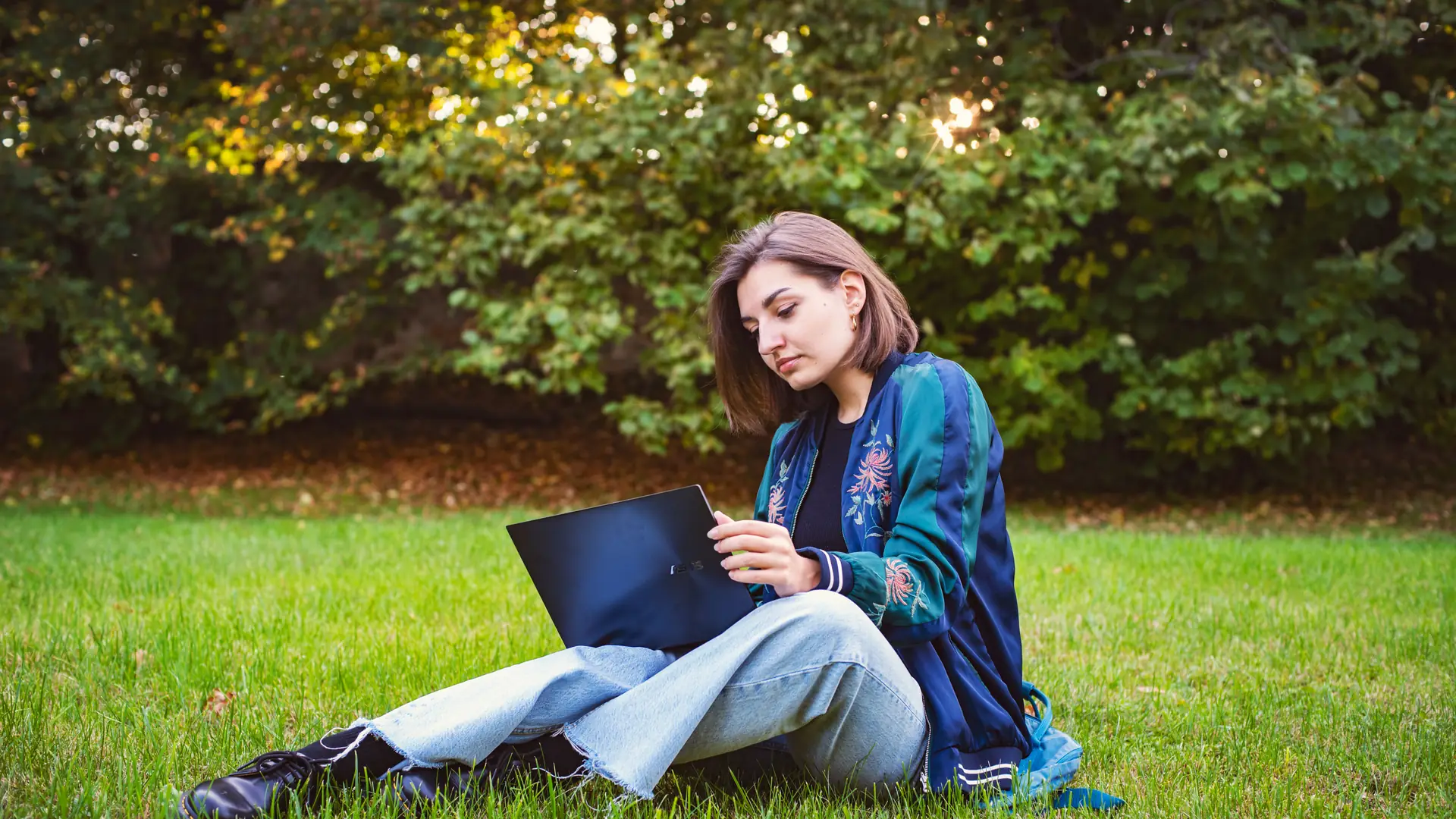 Wygodne podróżowanie z laptopem? Wzięłam w drogę ASUS ZenBook 13 OLED i sprawdziłam, czy warto