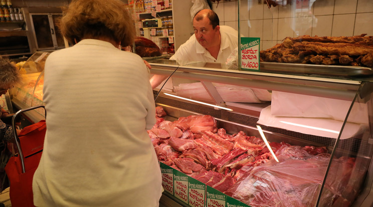 Petró József hentes szerint a termelői árak miatt magas a sertéshús ára /Fotó: Fuszek Gábor