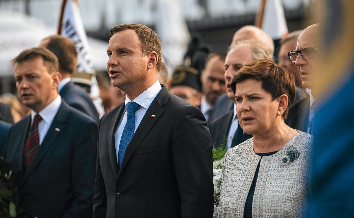 Polacy lepiej o pracy Andrzeja Dudy, gorzej - Beaty Szydło. SONDAŻ
