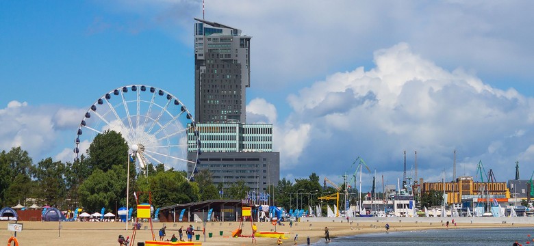 Początek sezonu kąpieliskowego. Nadmorskie plaże już z ratownikami [WIDEO]