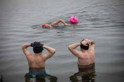 Morsowanie na fali. TOP 5 miejsc na zimową kąpiel