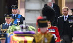 Kondukt żałobny Elżbiety II. Ekspert od mowy ciała zwraca uwagę na twarz Karola III. "To rzuca się w oczy"