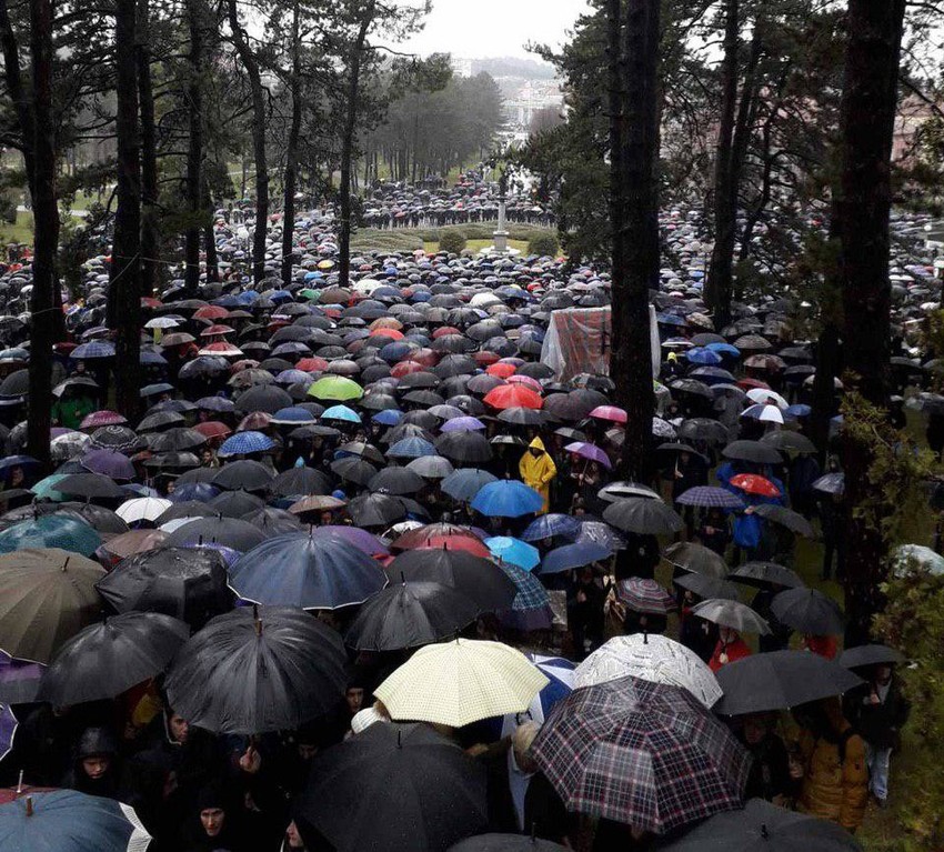 Vernici ispred hrama u Nikšiću