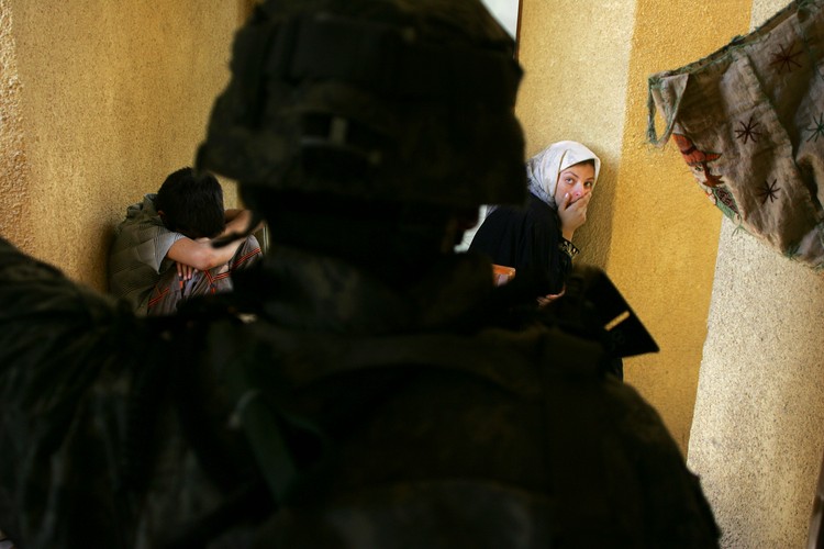 Domy mieszkańców irackiej stolicy są często wizytowane przez amerykańskie wojska. Podczas tych wizyt Irakijczycy są przesłuchiwani lub zatrzymywani, a ich domy przeszukiwane. Często odbywa się to nocą