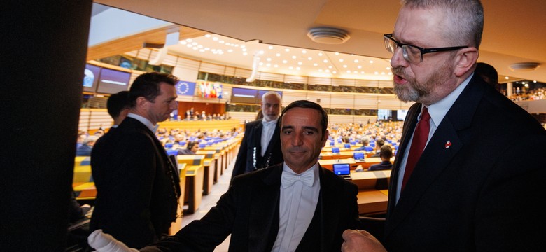Grzegorz Braun wyprowadzony z europarlamentu. "Wstyd"