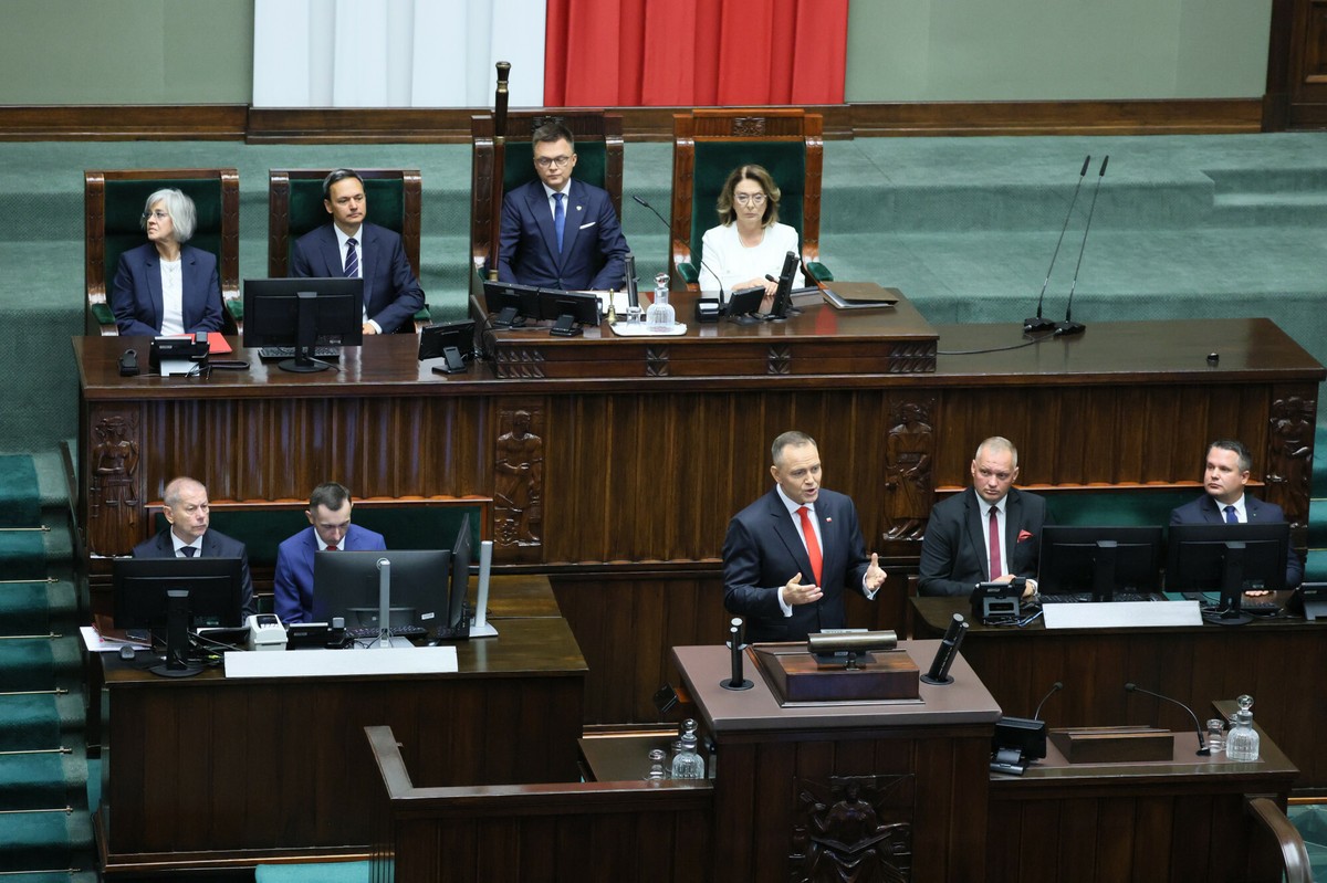 CBOS publikuje nowe dane. Prezydent traci, Sejm zyskuje poparcie [SONDAŻ]