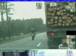 200 km/h i na jednym kole obok policji