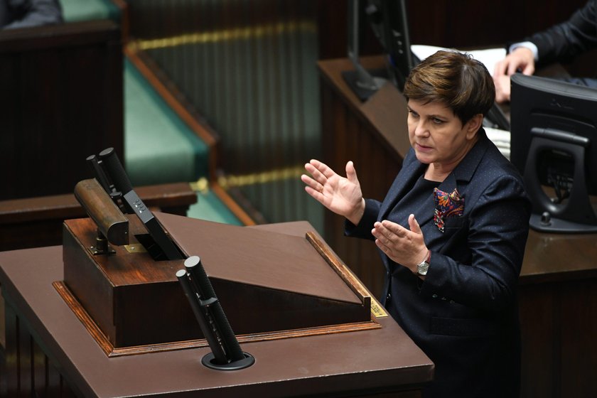 Premier Szydło dostała od posłów PiS owacje na stojąco