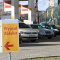 Niemiec za minimalną pensję kupi w Polsce 455 l benzyny więcej niż u siebie