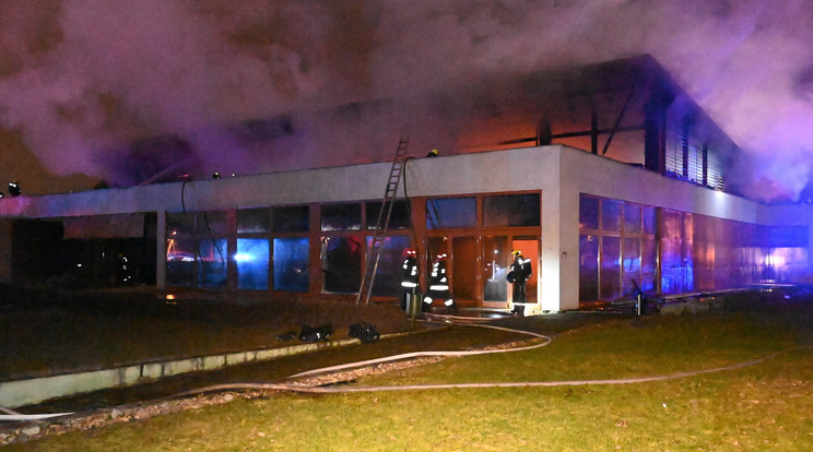 Leégett egy uszoda tetőszerkezete Budapesten, a XVI. kerületben / Fotó: MTI / Mihádák Zoltán