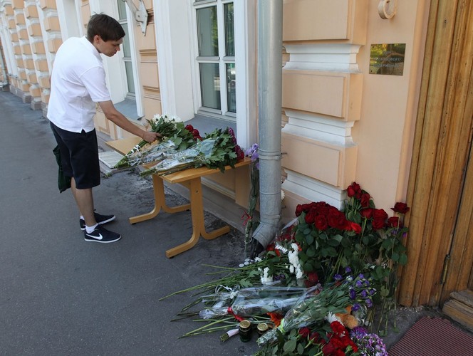 Mieszkańcy Moskwy oddają cześć ofiarom pod ambasadą norweską