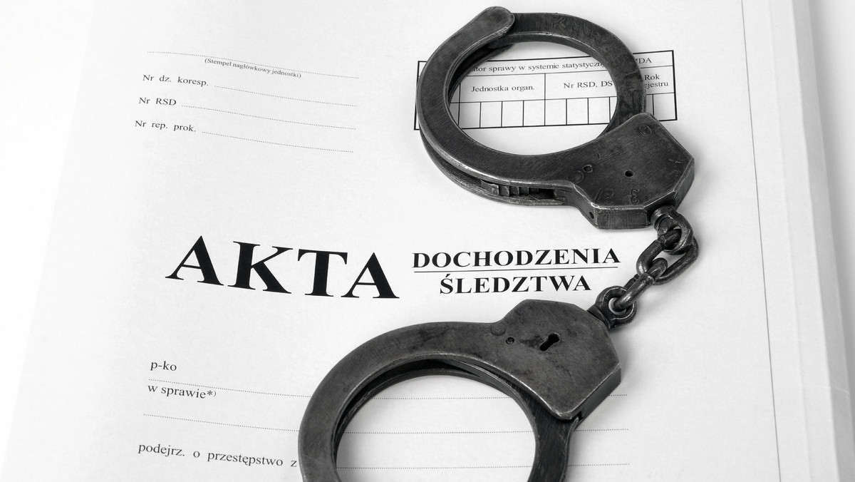 Spowodowanie wypadku ze skutkiem śmiertelnym – taki zarzuty usłyszała 48-letnia dróżniczka. Przez nieuwagę podniosła zapory, choć zbliżał się pociąg. W wypadku zginęły dwie osoby.