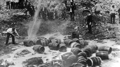 17 stycznia 1920 r. w USA przestano sprzedawać alkohol. Skutki były fatalne