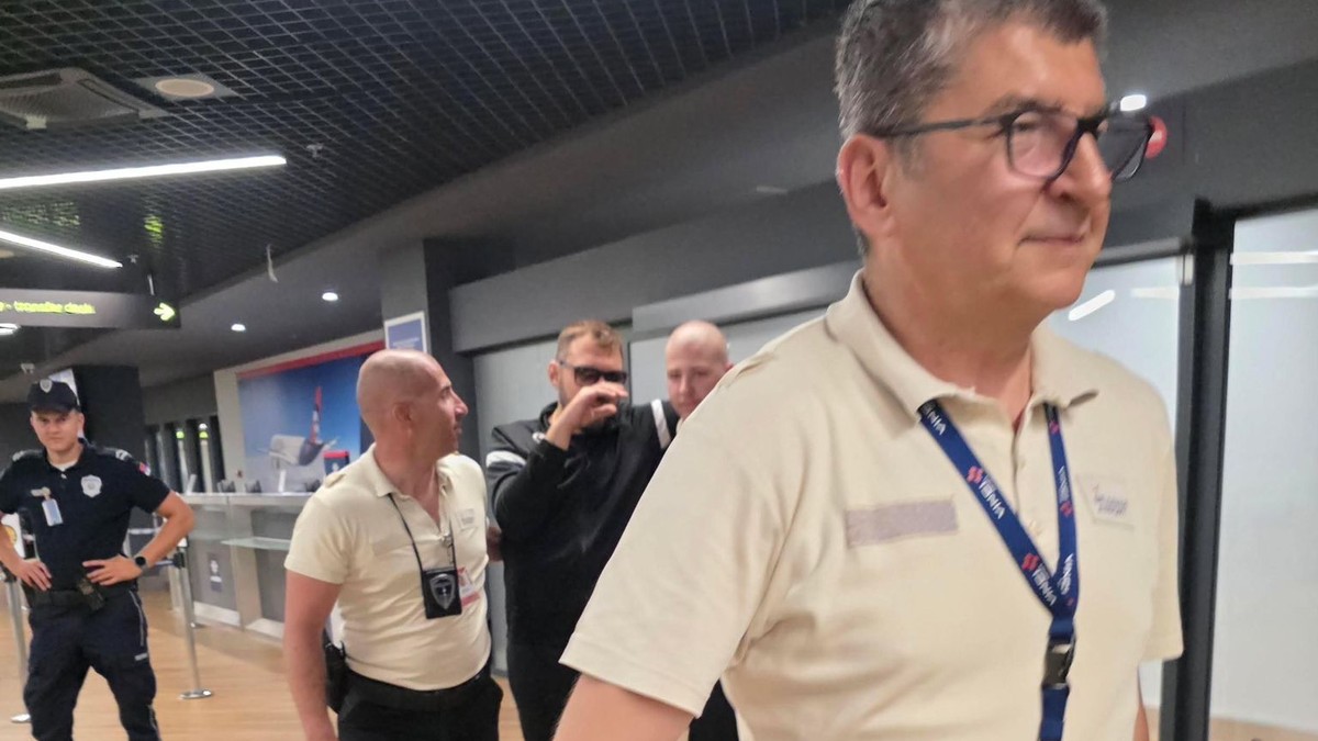 Sloba napušta aerodrom
