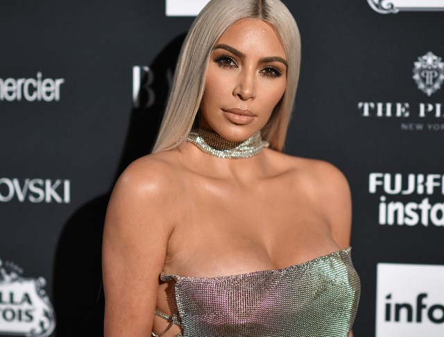 Kim Kardashian testét CSAK glitter borítja! Semmi más...