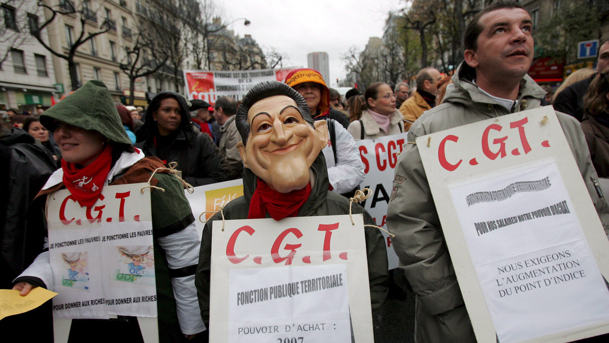 W całej Francji manifestowało przeciw rządowej reformie emerytalnej, według różnych danych, od 1,2 mln do 3,5 mln osób. Strajk generalny przeciwko tej reformie powoduje wciąż perturbacje w transporcie i w produkcji paliw.