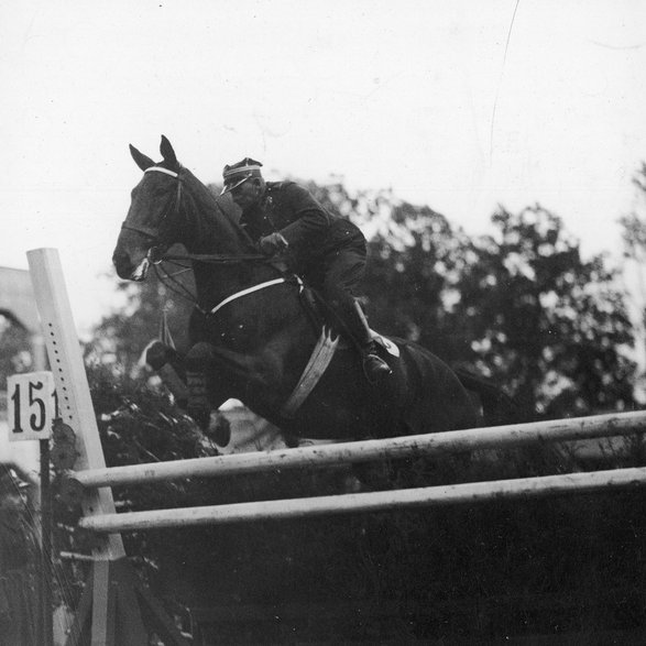 IV Jeździeckie Mistrzostwa Polski na hipodromie w Łazienkach Królewskich w Warszawie. Podpułkownik Karol Rómmel w skoku przez przeszkodę (1934).