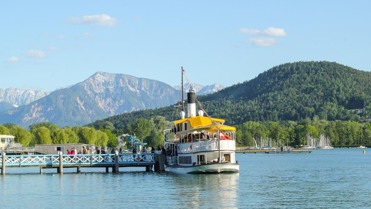 Pasmo Karawanków widoczne z jeziora Wörthersee