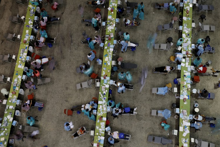 Los Angeles, USA, wrzesień 2014. Wielka akcja darmowej pomocy medycznej dla nieubezpieczonych, zorganizowana na stadionie Los Angeles Sports Arena przez fundację Care Harbor. W czasie 2-dniowego wydarzenia z usług medycznych, stomatologicznych i okulistycznych skorzystało ponad 3 tys. pacjentów.