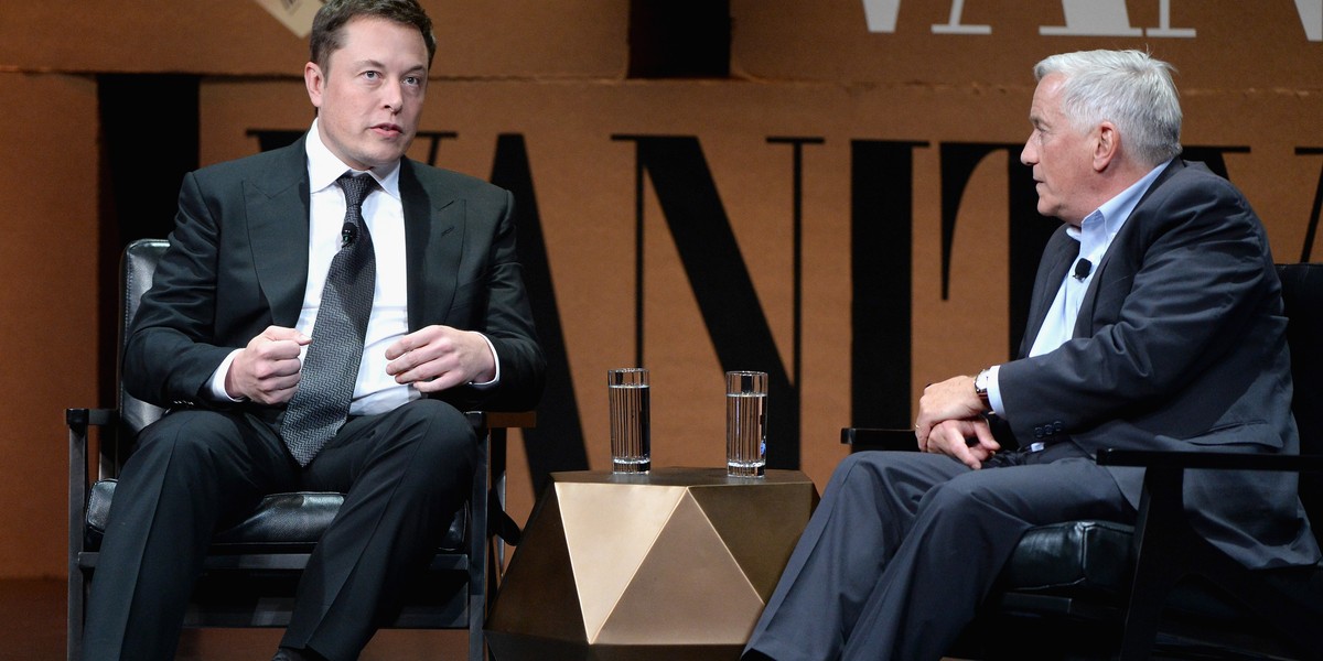 Elon Musk i jego biograf Walter Isaacson.