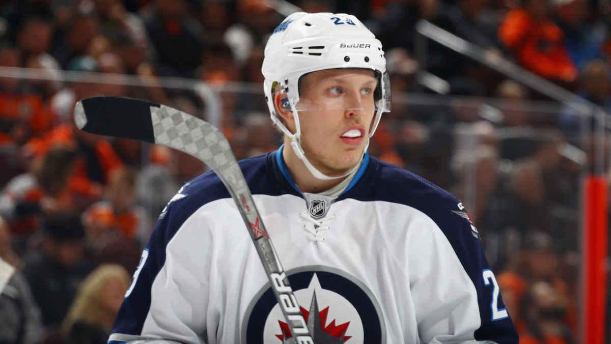 Patrik Laine już w swoim pierwszym sezonie w NHL dał się poznać jako snajpery najwyższej klasy. Fin w meczu przeciwko Edmonton Oilers także skierował krążek do bramki, problem tylko w tym, że nie do tej, co należało. Po samobóju 18-latka drużyna Winnipeg Jets przegrała 2:3 z Edmonton Oilers.