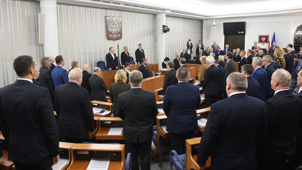 Senat przyjął bez poprawek tzw. ustawę dezubekizacyjną obniżającą emerytury i renty byłych funkcjonariuszy aparatu bezpieczeństwa PRL oraz ich rodzin. Od 2017 r. świadczenia dla nich nie będą mogły być wyższe niż średnie emerytury i renty wypłacane przez ZUS.