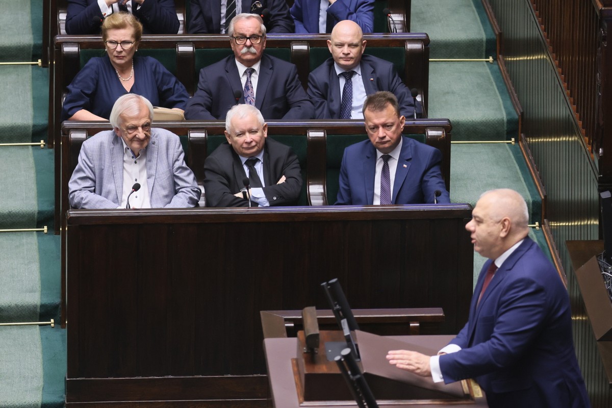 Warszawa, 20.07.2022. Wicepremier, minister aktywów państwowych Jacek Sasin (P) na sali obrad Sejmu w Warszawie, 20 bm. Posłowie mają pracować m.in. nad projektem ustawy o dodatku węglowym w wysokości 3 tys. zł. Ponadto izba ma się zająć przepisami zaostrzającymi kary za przestępczość środowiskową, projektem o kredycie hipotecznym oraz nadzorze nad pośrednikami. (amb) PAP/Leszek Szymański