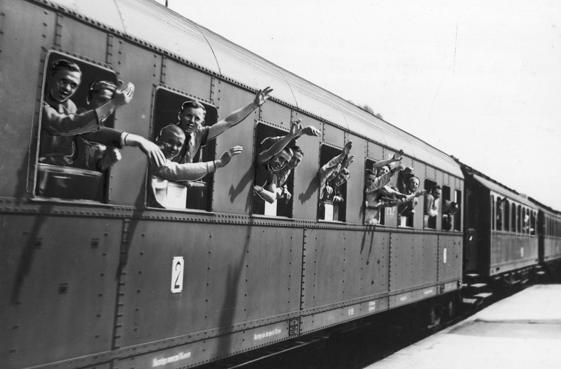 Wyjazd z Poznania piłkarzy reprezentacji Polski na Mistrzostwa Świata w Piłce Nożnej we Francji, 1938 r.