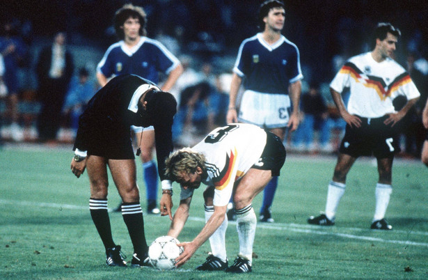 Andreas Brehme wystawił na aukcję piłkę z finału mundialu 1990 roku