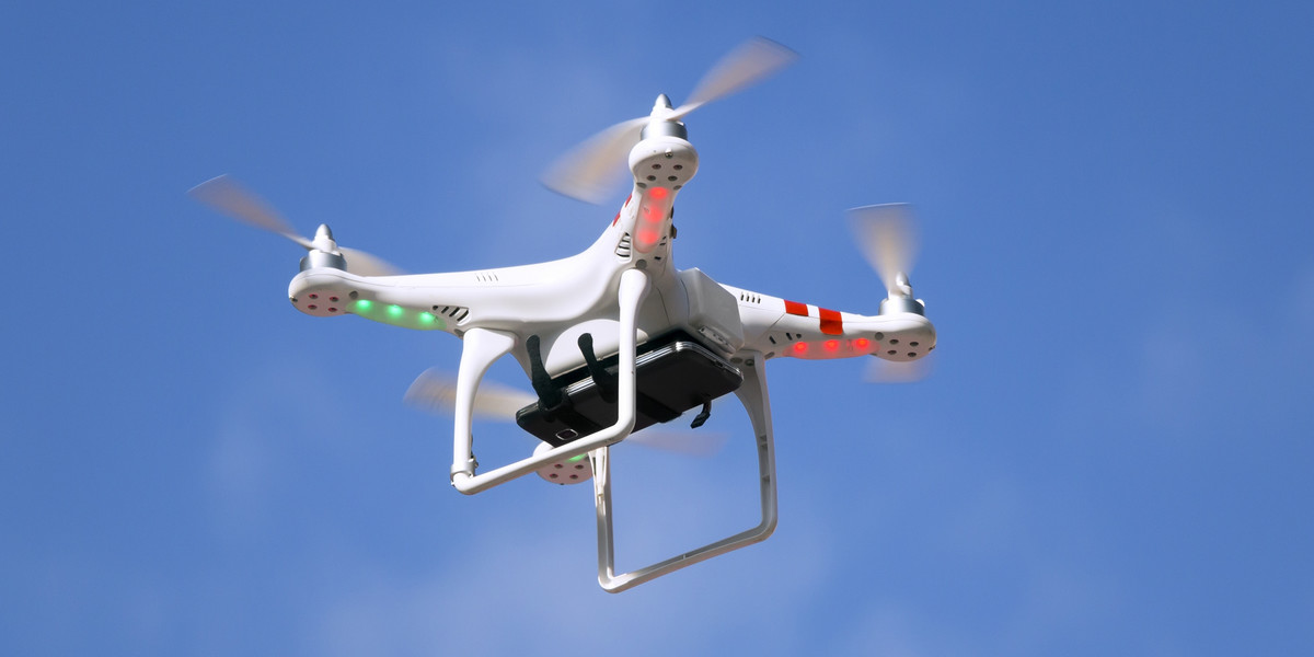 Dron typu quadrocopter znalazł się niebezpiecznie blisko lądującego samolotu.