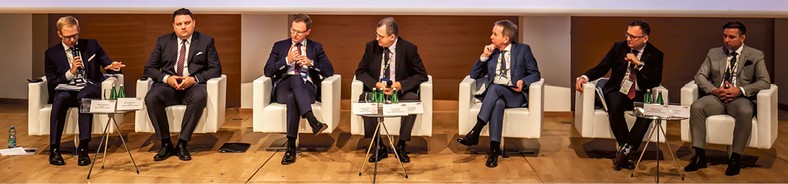 Panel dyskusyjny „Reindustrializacja Europy zaczyna się w Polsce?”. Od lewej: Bartosz Radzikowski, ekspert Agencji Rozwoju Przemysłu; Marcin Chludziński, prezes Agencji Rozwoju Przemysłu; Krzysztof Krystowski, wiceprezes Leonardo Helicopters, właściciela PZL Świdnik; Andrzej Soldaty, założyciel i partner projektu „Inicjatywa dla Polskiego Przemysłu 4.0”; Adam Czyżewski, główny ekonomista PKN Orlen SA; Radosław Kwiecień, członek zarządu Banku Gospodarstwa Krajowego; Karol Zarajczyk, prezes zarządu Ursus SA