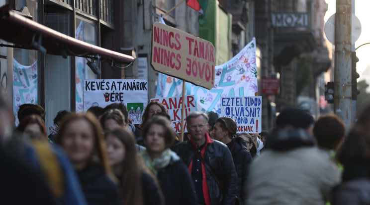 Diáktüntetés és élőlánc budapesten, a kirúgott pedagógusokért / Fotó: Czerkl Gábor