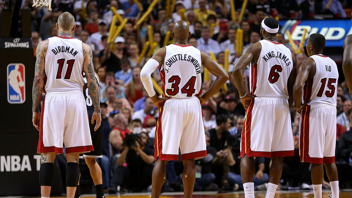 Miami Heat pokonali Indianę Pacers 98:86 i wskoczyli z powrotem na fotel lidera Konferencji Wschodniej. Oba kluby mają taką samą liczbę zwycięstw (54), ale Żar rozegrał o jedno spotkanie mniej i ma lepszą średnią wygranych.