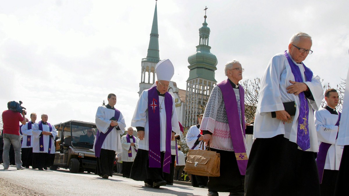 Prokuratura zbada, czy nie doszło do zbezczeszczenia zwłok ks. Sylwestra Zawadzkiego, którego serce pochowano przy pomniku Chrystusa Króla Wszechświata w Świebodzinie.