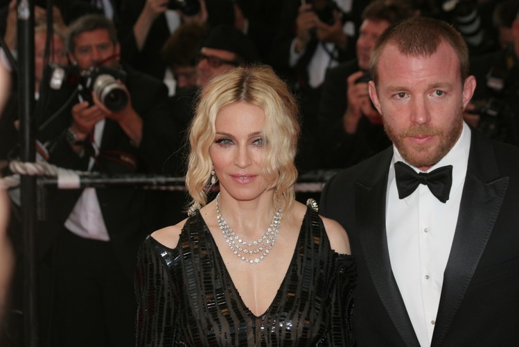 Reżyser Guy Ritchie za rozwód z <b>Madonną</b> dostał w 2008 roku aż <b>76 mln dol.</b>