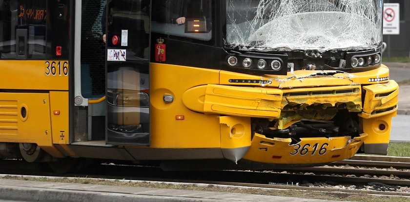 Groźny wypadek w Warszawie. Tir zderzył się z tramwajem