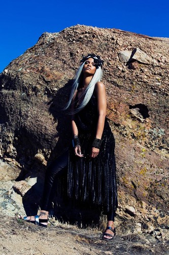 Rihanna na zdjęciach z sesji dla 'Tush Magazine'