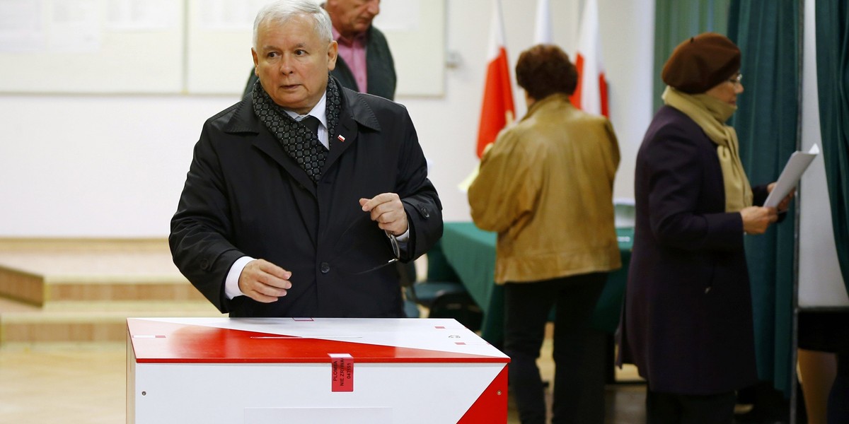 Jarosław Kaczyński oddaje głos w wyborach palamentarnych 2015