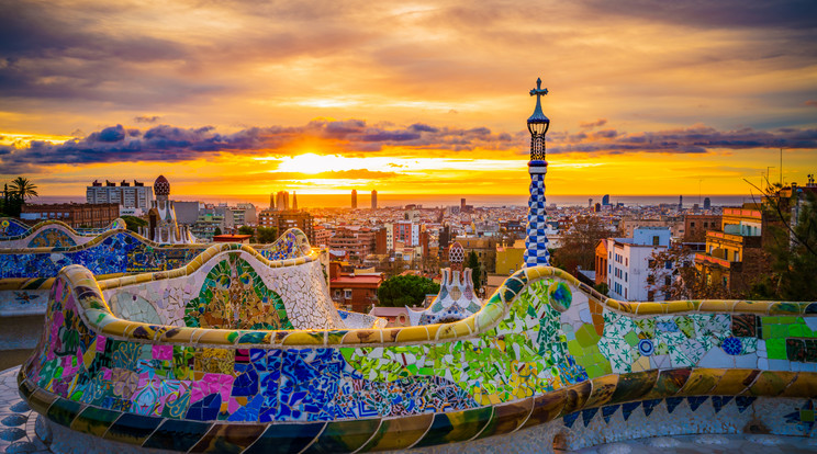 A naplemente Barcelonában egészen megkapó a színpompás Güell parkból szemlélve. A parkot 1900 és 1914 között alakították, közparki státuszában hivatalos megnyitója 1926-ban volt. Az UNESCO 1984-ben nyilvánította világörökséggé / Képorrás: shutterstock