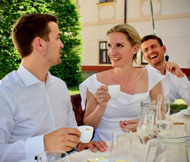 Viktor a Adela Vinczeovci počas prvej svadby vo svätojurskom kostole. 